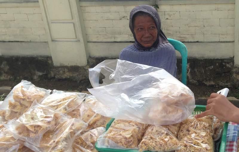 Nenek Penjual Keripik Sukses Besar Jadi Pengusaha dengan Modal Awal Cuma Rp500 Ribu Saja